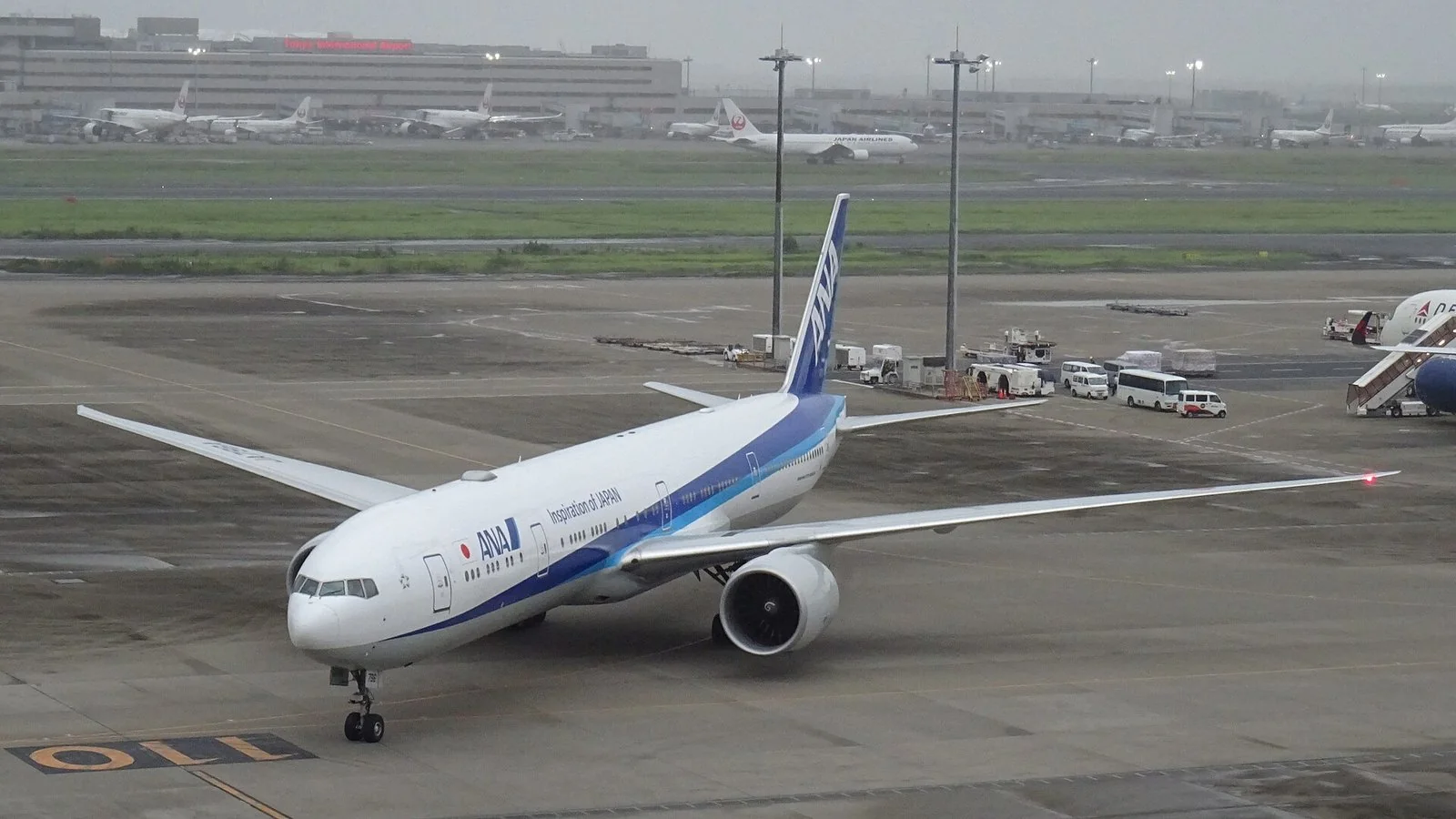 着陸後、羽田空港第3ターミナルへ向かうANAのボーイング777です。