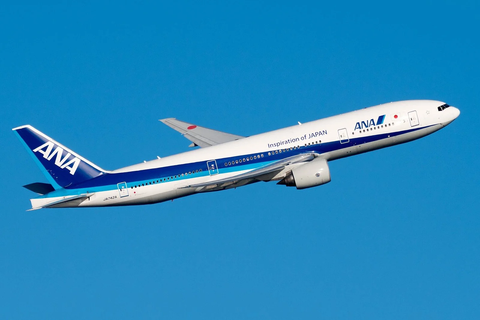 羽田空港を離陸して上昇するANAのボーイング777です。