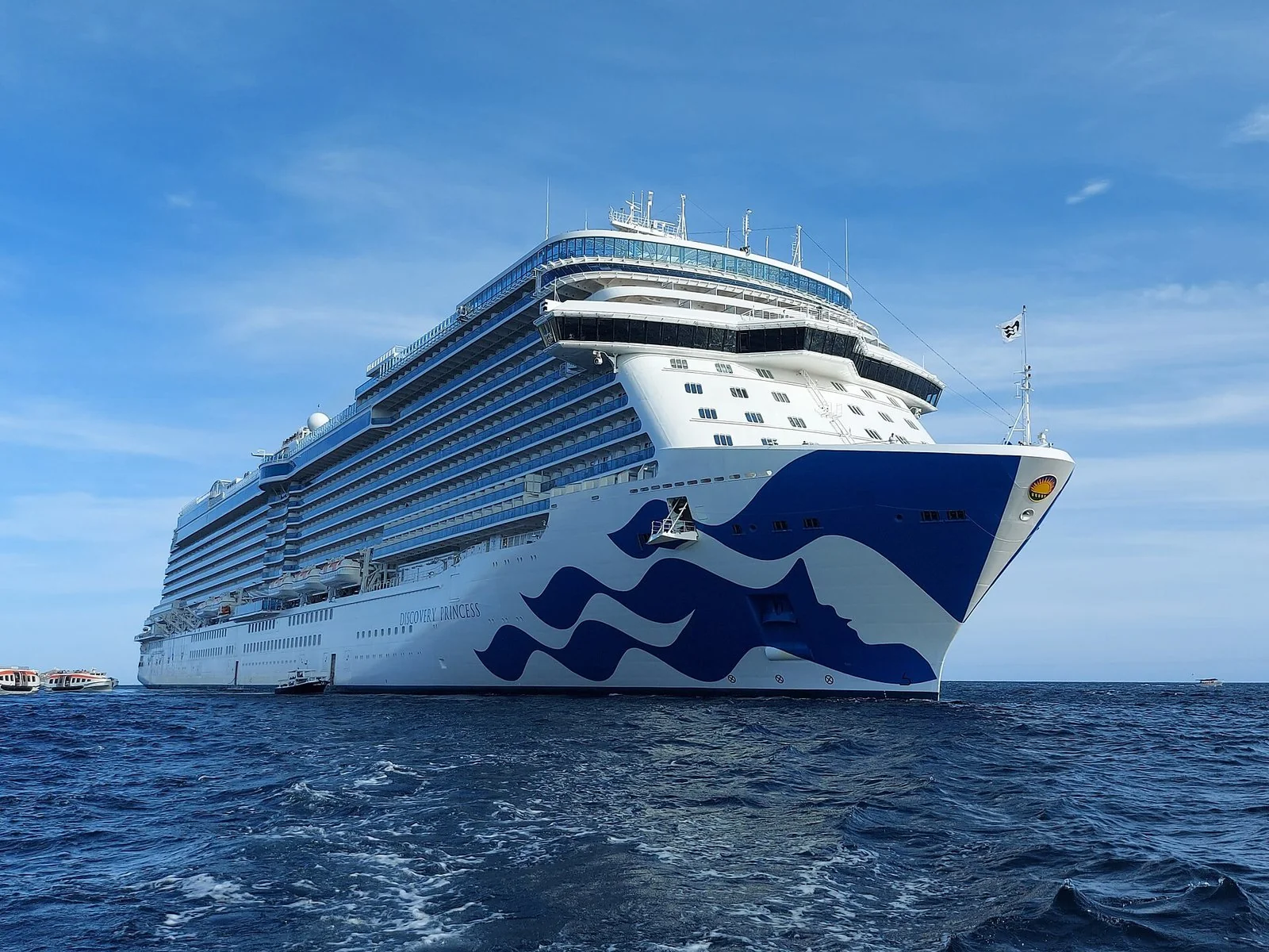 小船の発着する海上にDiscovery Princessが停泊しています。