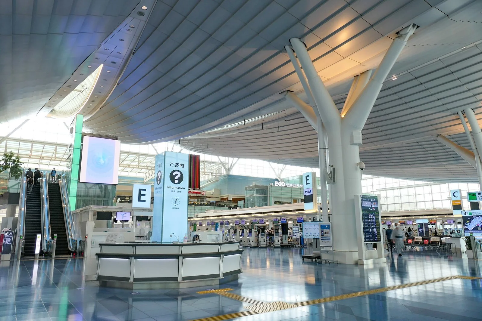 羽田空港第3ターミナルの出発ロビーです。案内所の奥に受付の機械が並んでいます。