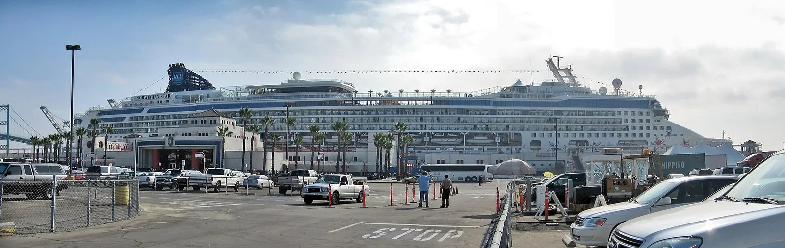 ロサンゼルス港の岸壁にNorwegian Starが停泊しています。