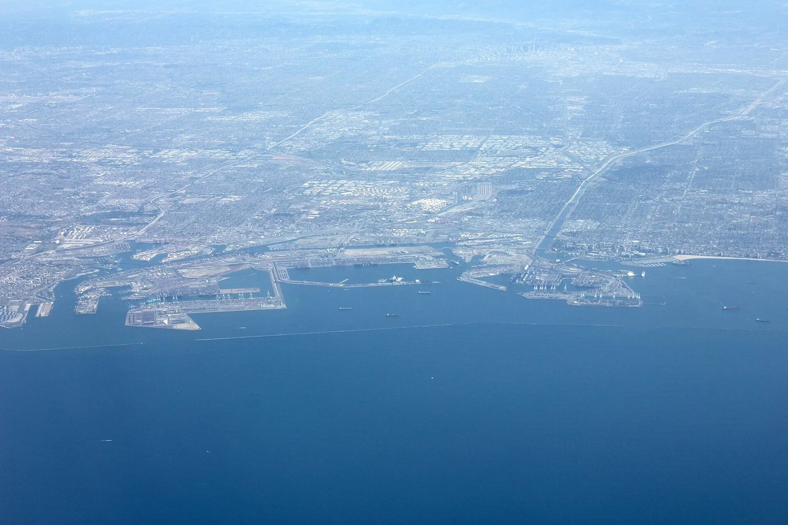 ロサンゼルス港を航空機から広く見渡した写真です。