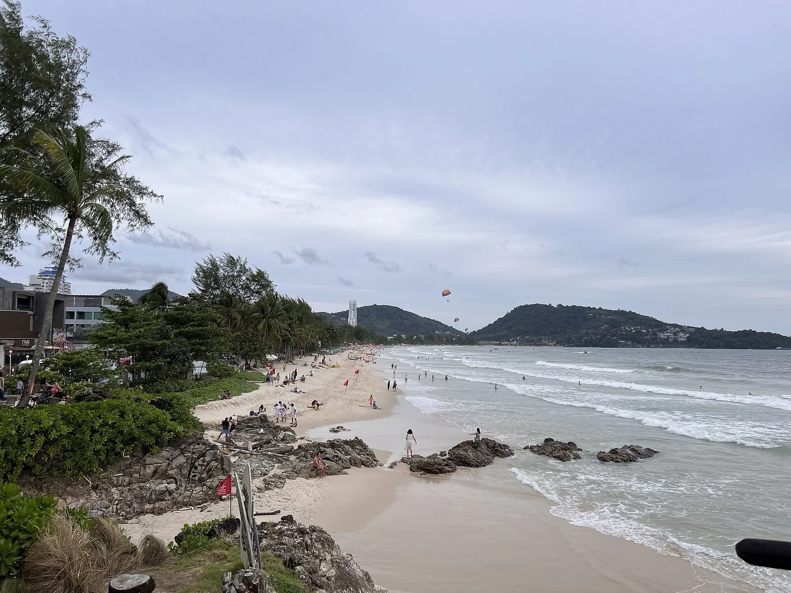 プーケットのパトン海岸の浜と海。別の季節に撮影された参考写真です。