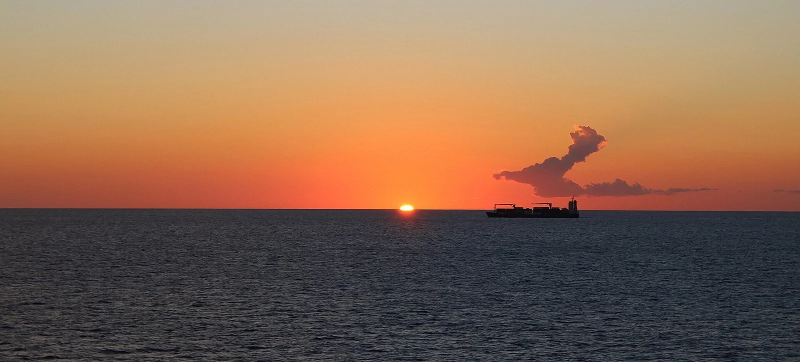 ナビゲーター・オブ・ザ・シーズの船の上から見た海と夕日の写真。撮影した海域は分かっていません。