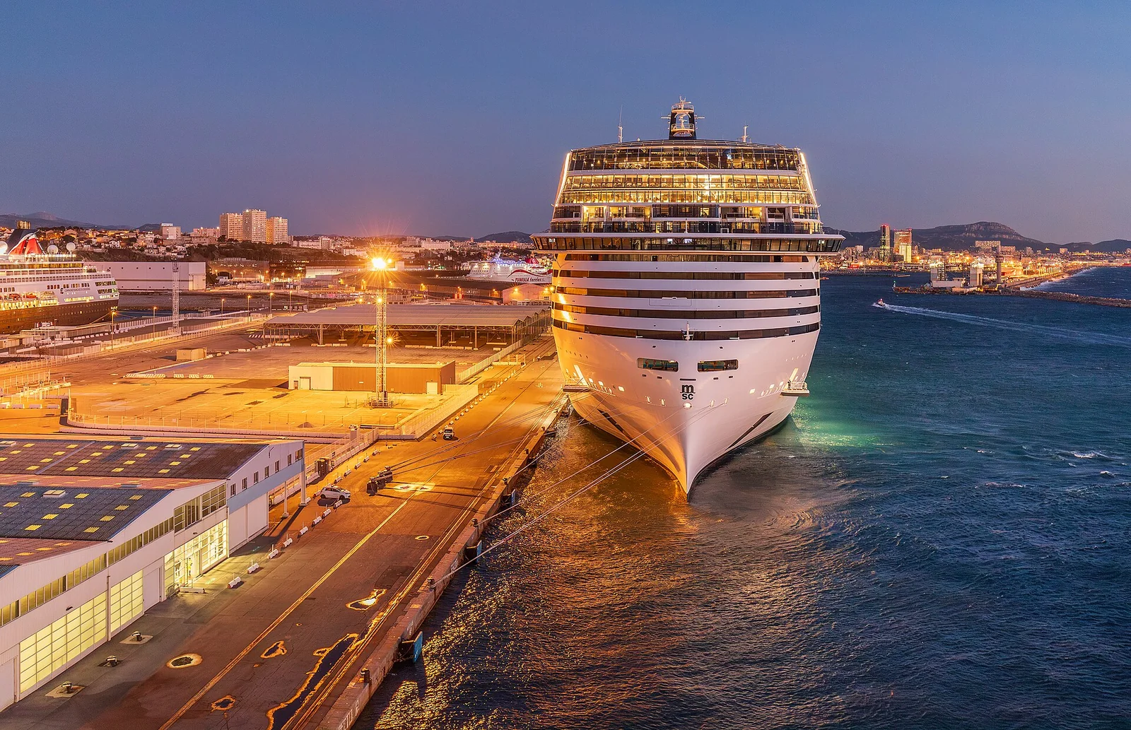 MSC ワールド・エウロパの船首側の外観。マルセイユの港（夕暮れ）。船・港の両方を兼ねる