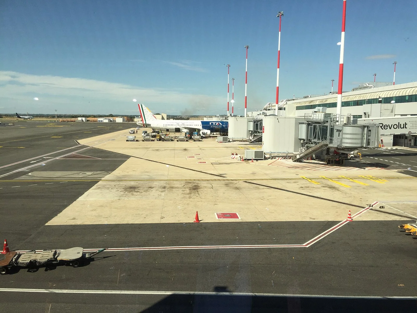 フィウミチーノ空港の航空機と搭乗橋を建物側から見た景色。