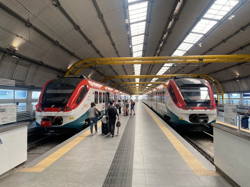 空港駅のホームに停まる2本のLeonardo expressの車両。